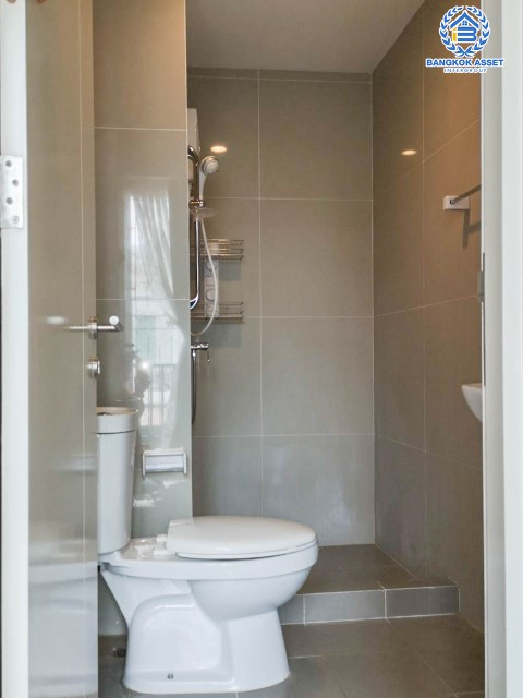 *****ทาวน์เฮ้าส์มือสองย่านปทุมธานี ม.ชวนชื่นทาวน์ รังสิต-คลอง1 เนื้อที่กว้างถึงเกือบ 23 ตร.ว. ฟังก์ชันจัดเต็ม 4 ห้องนอน 3 ห้องน้ำ 2 ที่จอดรถ บนทำเลเข้า-ออกเมืองสะดวก ใกล้รถไฟฟ้าสายสีแดง "สถานีรังสิต" และทางด่วน "อุตราภิมุข"